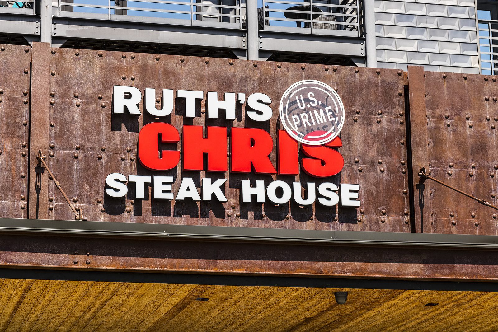Ruth's Chris is purchased by Darden Restaurants